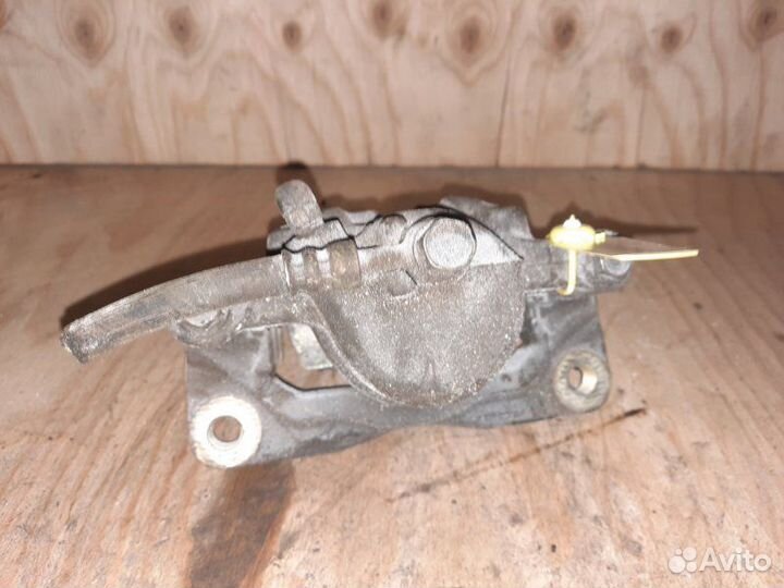 Суппорт передний левый Honda Logo GA3 D13B 2000