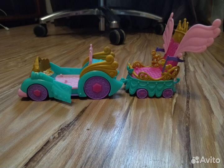 Замок и праздничный автомобиль.MY little pony
