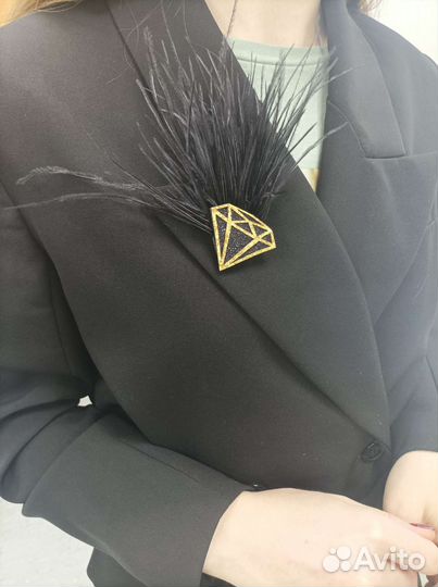 Лебедь с перьями