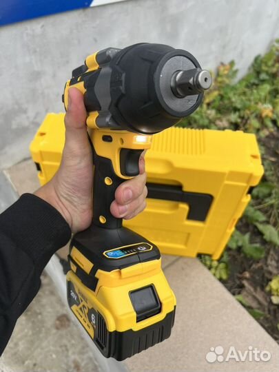 Гайковерт аккумуляторный Dewalt 1800 N.m