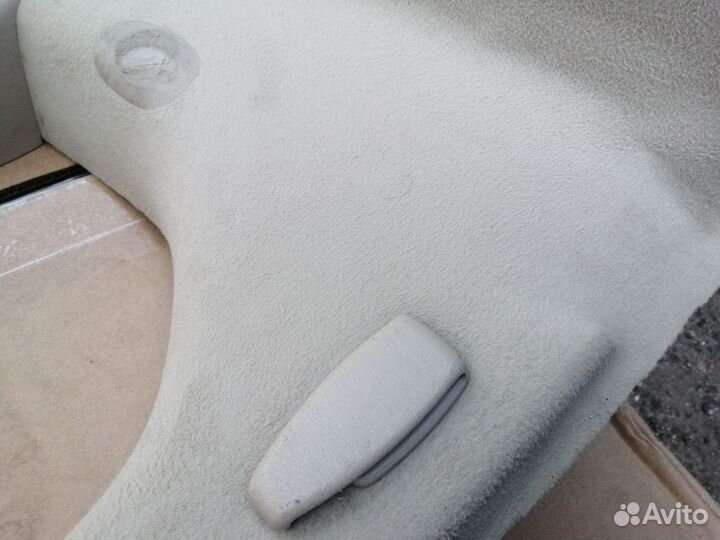 Обшивка багажника правая Lexus LX470