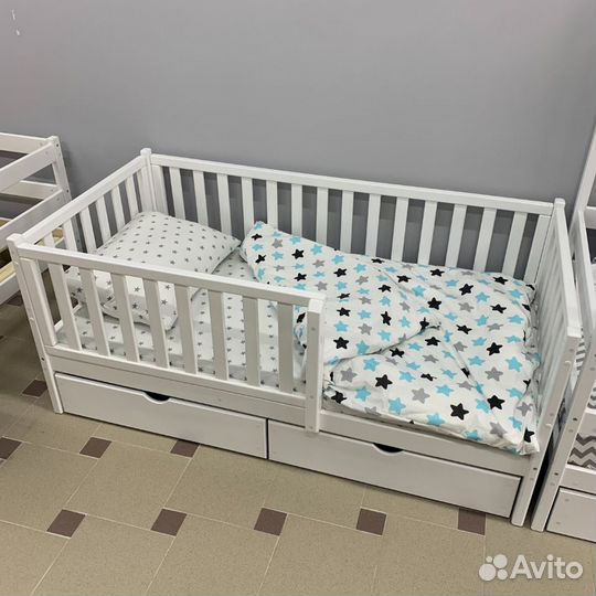 Кровать с вертикальными бортиками из массива