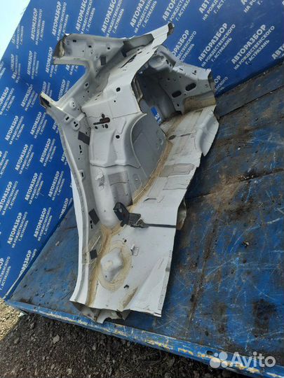 Задняя правая четверть Ford Focus 3 седан 2014