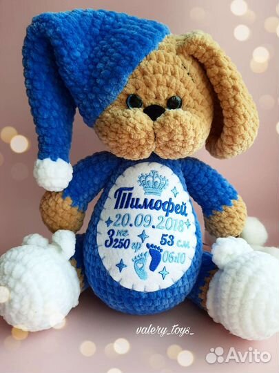 Вязаная игрушка мишка ручной работы с метрикой