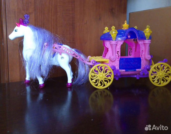 Лошадь с каретой на батарейке