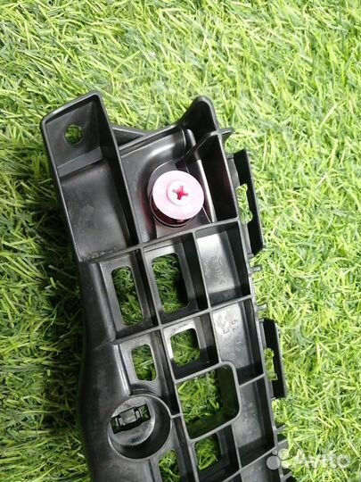 Крепление бампера переднее правое Lexus Es350