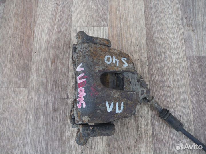 Суппорт передний левый Volvo S40 2007