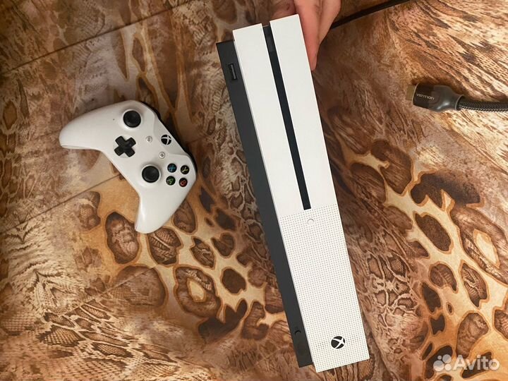 Xbox One s 2 геймпада 1tb