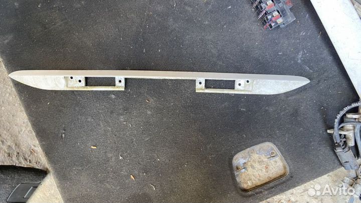 Планка крышки багажника W140