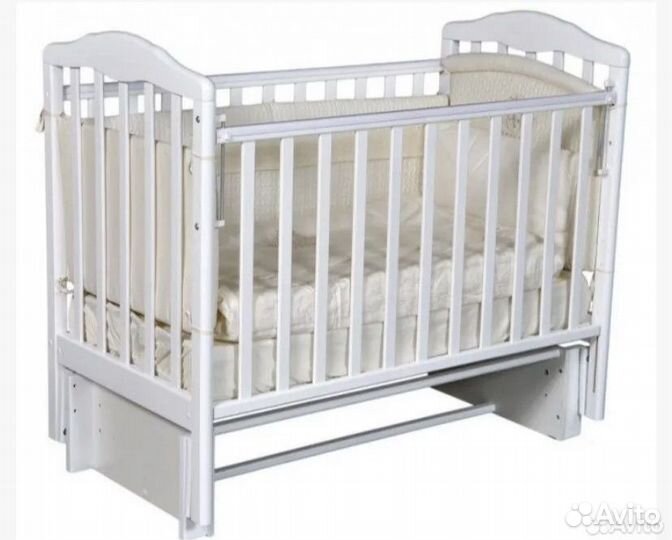 Детская кроватка с маятником