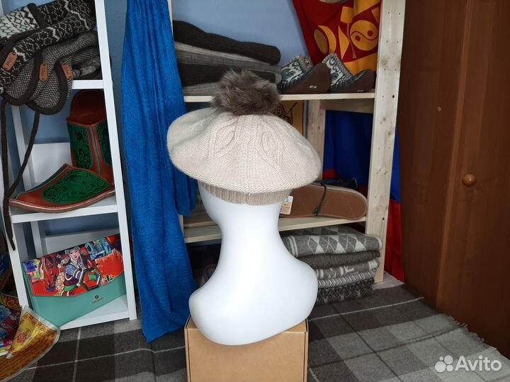 Берет вязаный молочного цвета с помпоном. Кашемир