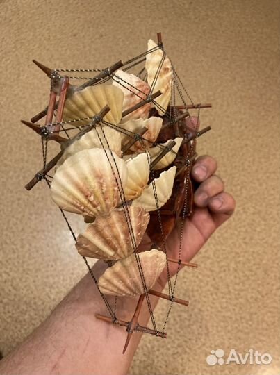 Деревянный корабль с ракушками