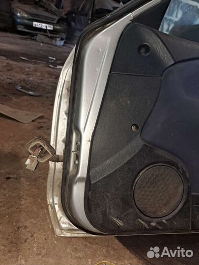 Дверь передняя правая Mitsubishi Carisma