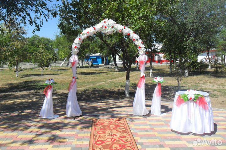Свадебная арка со стойками и оформлением