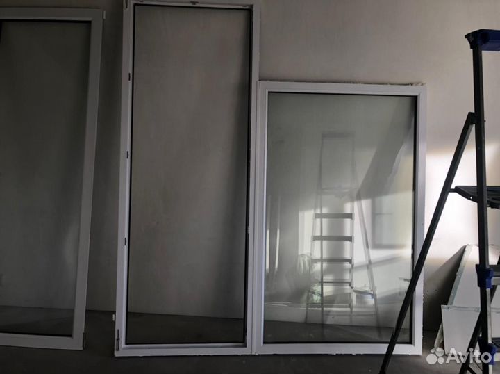 Окно (пакет) и Пластиковая дверь с новостройки