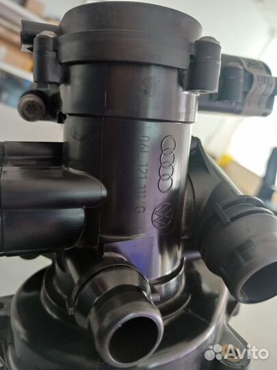 Термостат с помпой 06L121111H оригинал