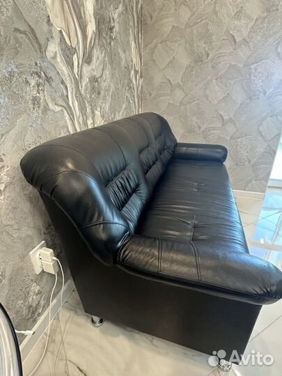 Кожаный диван