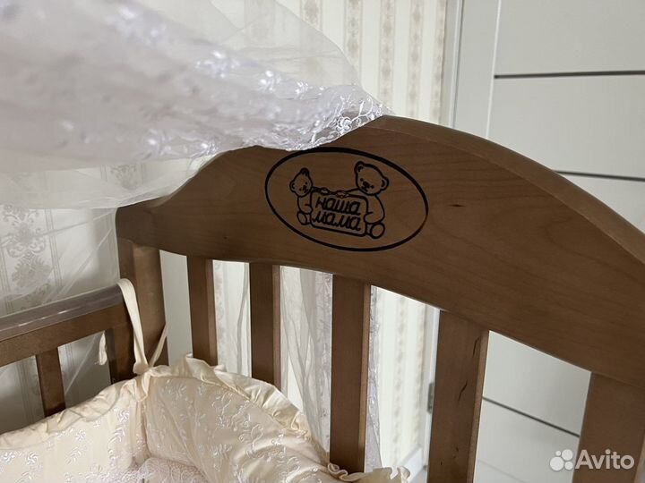 Детская кроватка с маятником
