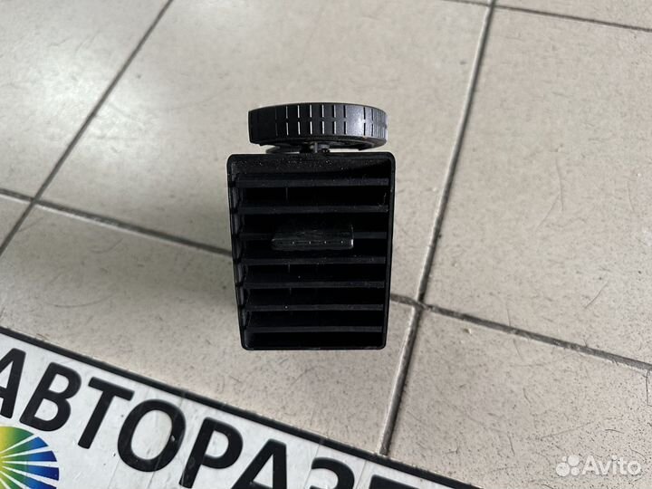 Дефлектор воздушный центральный левый Caravelle T5