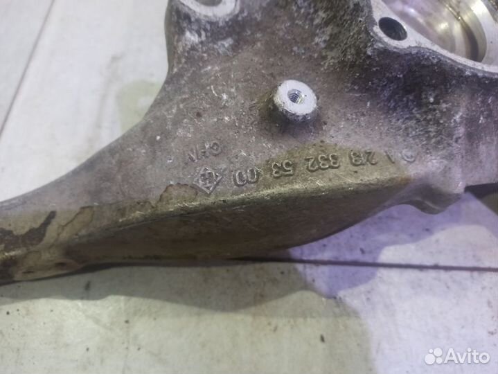 Кулак передний левый