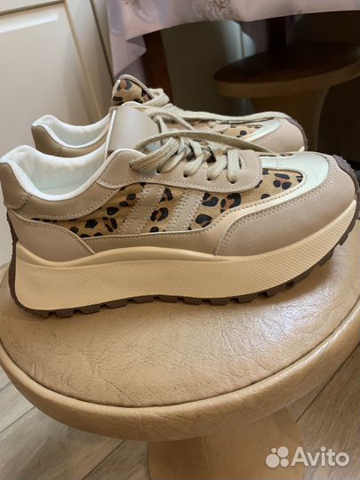 Кроссовки женские