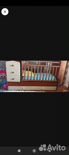 Детская кроватка с маятником и ящиком
