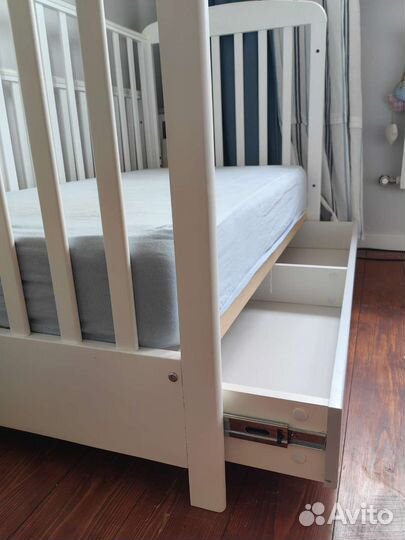 Детская кроватка и комод