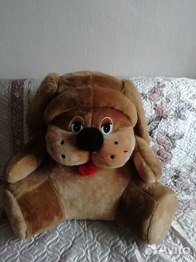 Большая плюшевая собака