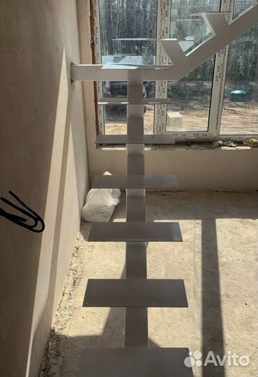 Лестница на металлокаркасе закрытого типа