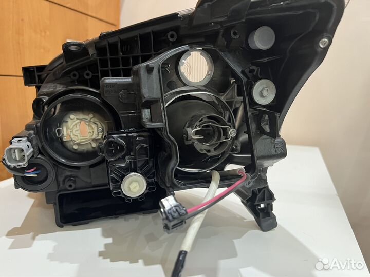 Фара правая Toyota Avensis 2 новая