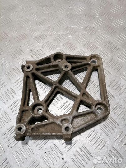 Кронштейн компрессора кондиционера Nissan Maxima a