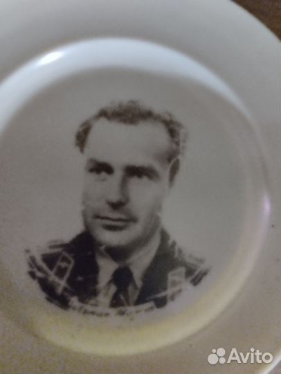 Тарелка декоративная с изображением космонавта Тит