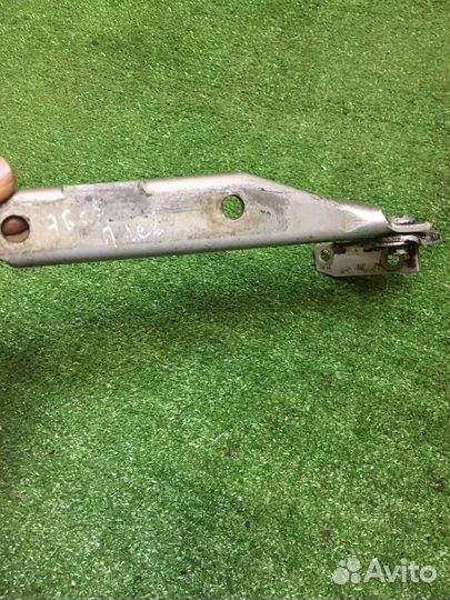 Петля капота ауди а6с5 левая