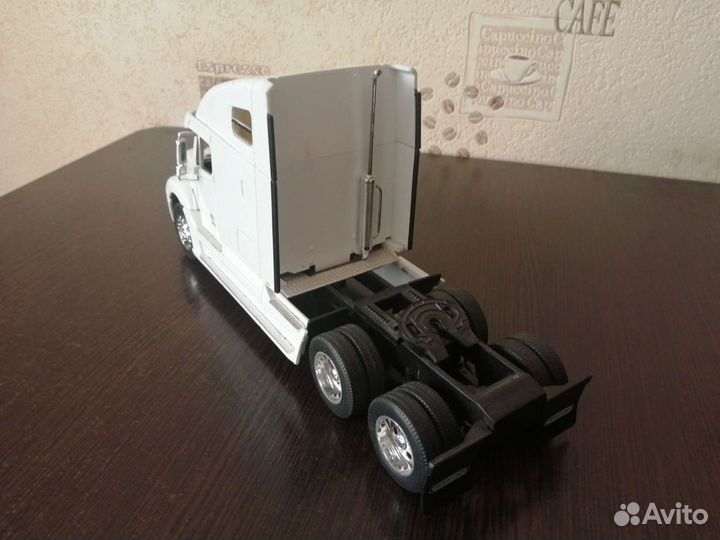 Модель freightliner 1/32