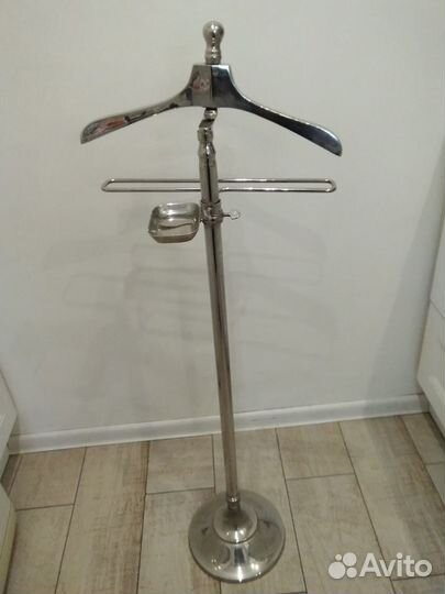 Дизайнерская металлическая вешалка для костюма