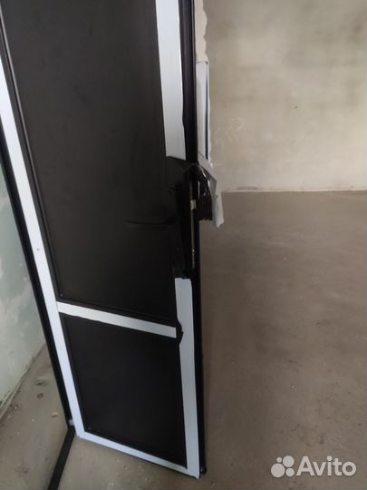 Дверь алюминиевая