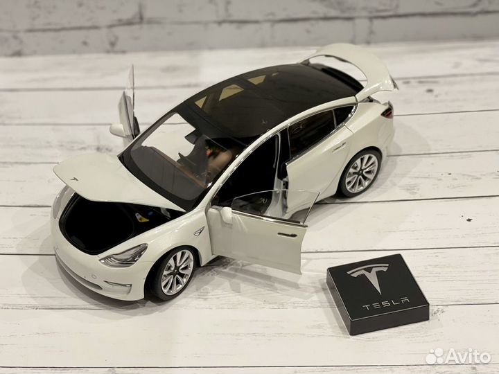 Модель Tesla model 3 1:18 коллекционная