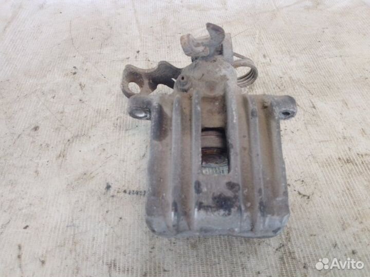 Суппорт тормозной задний левый Volkswagen Passat