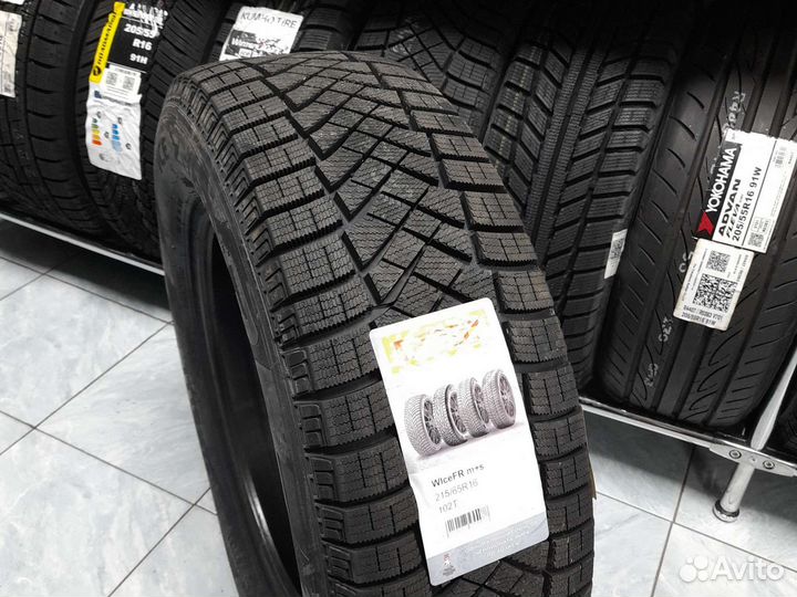 Pirelli Ice Zero FR 215/65 R16