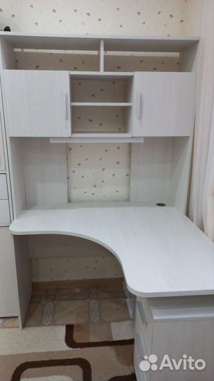 Угловой письменный стол с полками