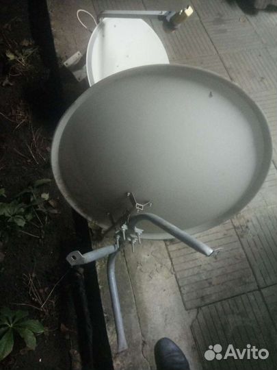 Спутниковая тарелка с держателем