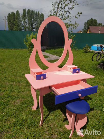 Стол для макияжа