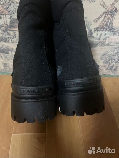 Balenciaga Strike boots type на руках