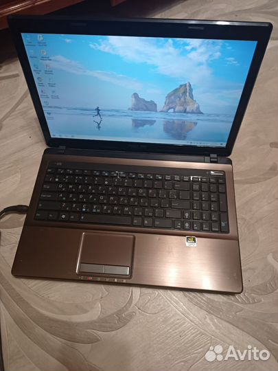 Продаю ноутбук asus на i3