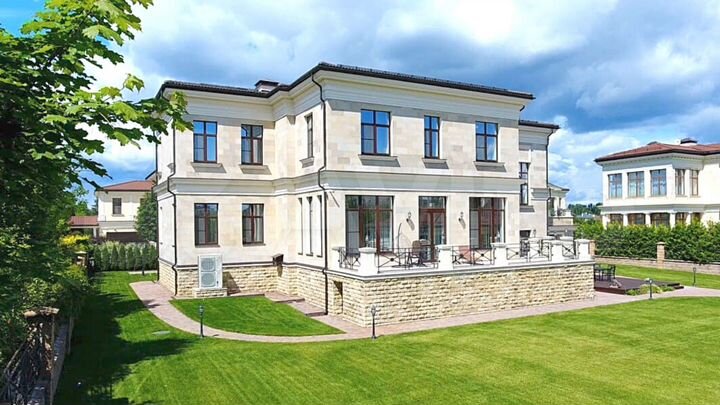 Дом 475 м² на участке 1 сот.