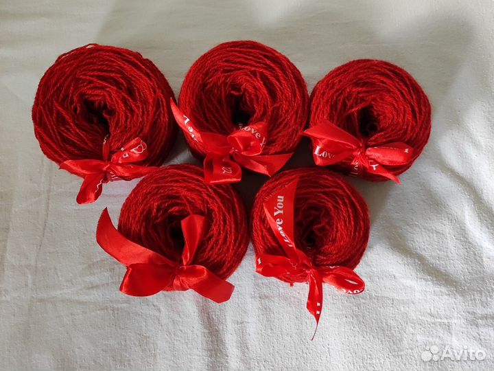 Красная шерстяная пряжа