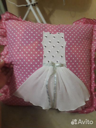 Подушка в подарок с нарядной наволочкой