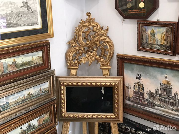 Мольберт в него встроен телевизор