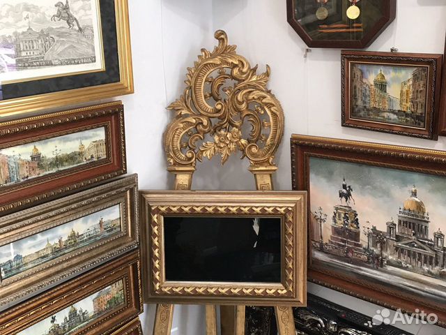 Мольберт в него встроен телевизор