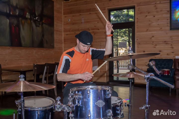 Ведущий мероприятий и диджей с оборудованием